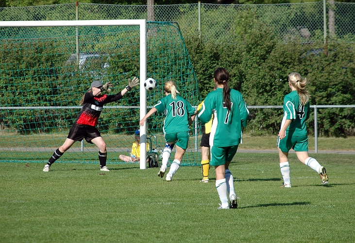 2008_0531_15.JPG - Amanda Hill är åter framme men bollen tar i stolpen.