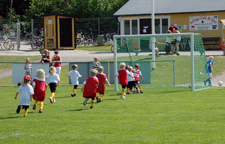 2008_0531_142342AA.JPG - P/F03 Fotbollsskolan