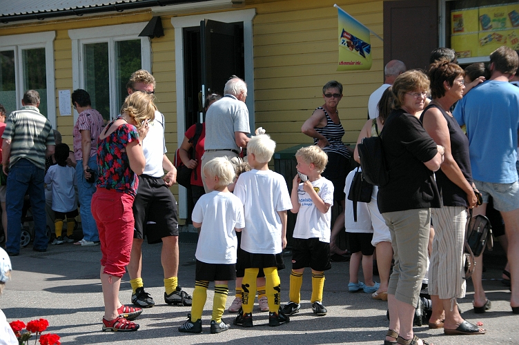 2008_0531_145531AA.JPG - Kö till kiosken