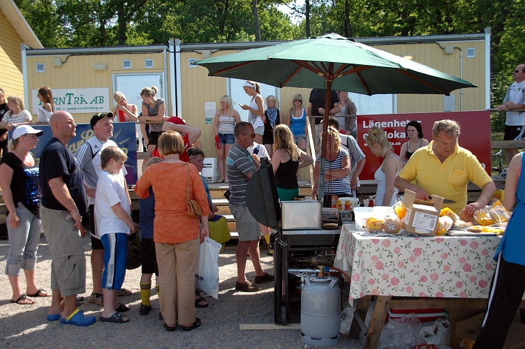 2008_0531_145540AA.JPG - Kö till hamburgare