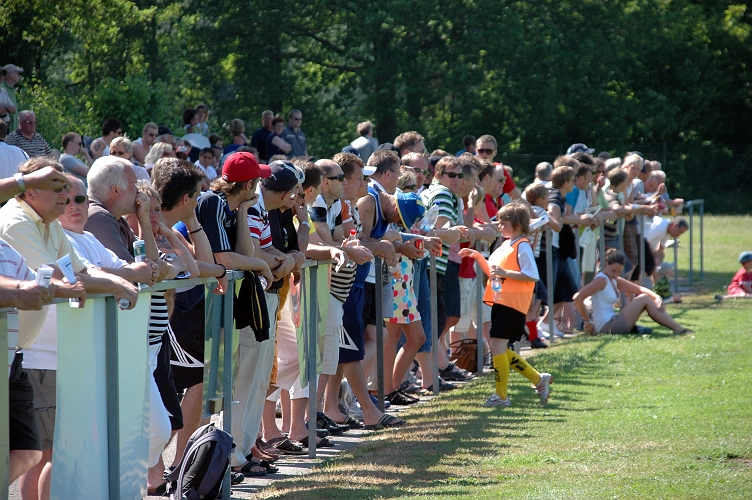 2008_0607_02.JPG - Många förväntasfulla fans till båda lagen var på plats