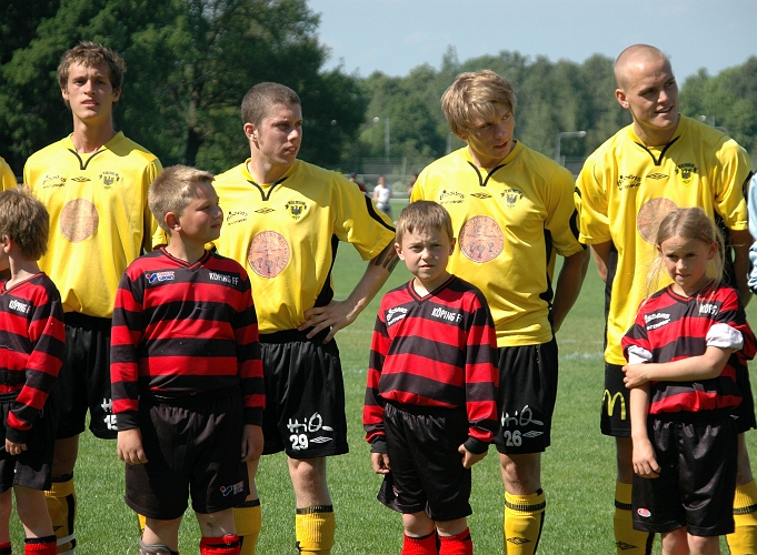 2008_0607_08.JPG - Arboga hade Köpings P00 och Köping hade Arbogas P00 med vid presentationen.Smågrabbarna spelade sen ett par matcher i pausen