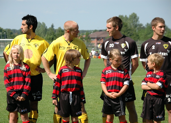 2008_0607_10.JPG - Arboga hade Köpings P00 och Köping hade Arbogas P00 med vid presentationen.Smågrabbarna spelade sen ett par matcher i pausen