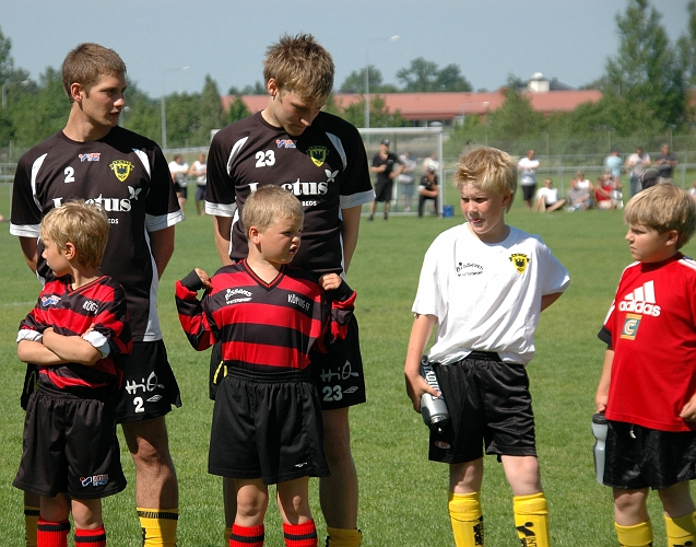 2008_0607_11.JPG - Arboga hade Köpings P00 och Köping hade Arbogas P00 med vid presentationen.Smågrabbarna spelade sen ett par matcher i pausen