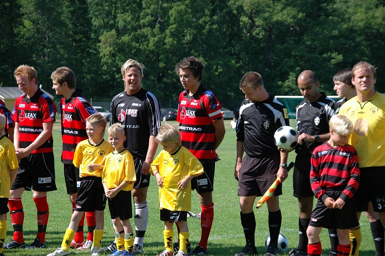 2008_0607_12.JPG - Arboga hade Köpings P00 och Köping hade Arbogas P00 med vid presentationen.Smågrabbarna spelade sen ett par matcher i pausen