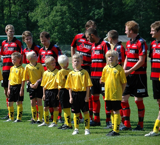 2008_0607_13.JPG - Arboga hade Köpings P00 och Köping hade Arbogas P00 med vid presentationen.Smågrabbarna spelade sen ett par matcher i pausen