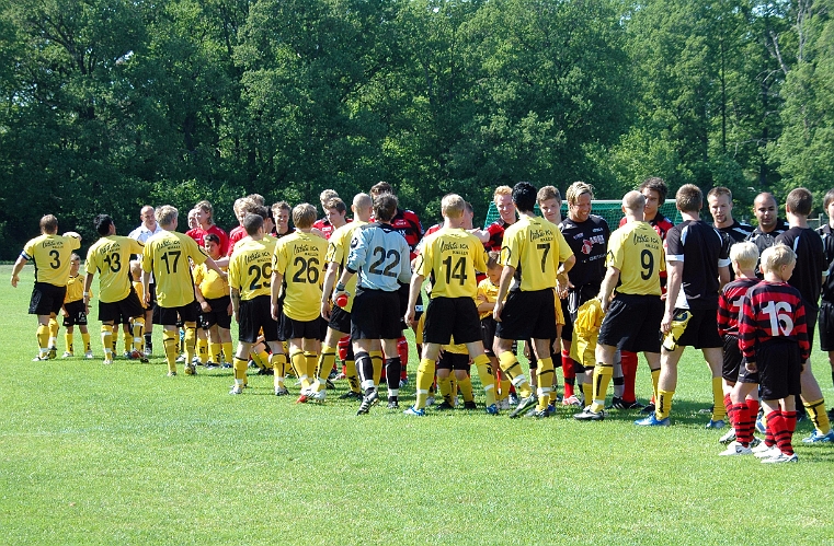 2008_0607_15.JPG - Spelarna hälsar på varandra innan match