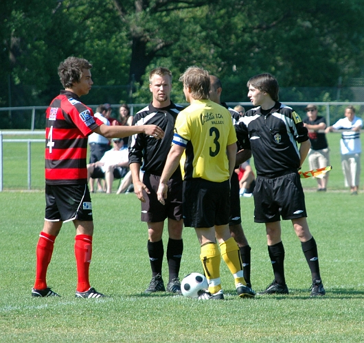 2008_0607_16.JPG - Lagkaptenerna hälsar på domarna innan avspark