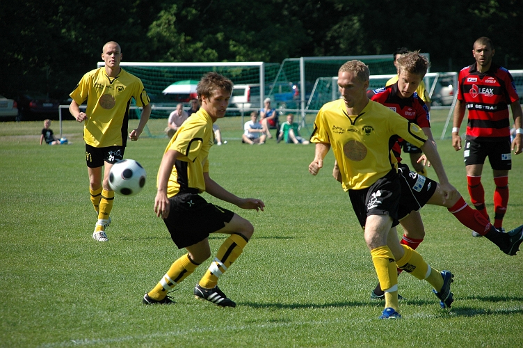 2008_0607_17.JPG - 3 av 5 kommande målgörare i dagens match, fångade på samma bild i inledningen av matchen