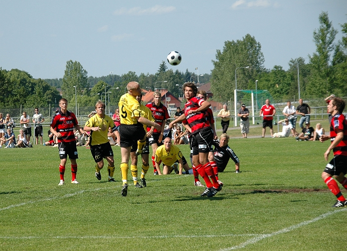 2008_0607_23.JPG - Kristofer Storm är nära att ge Södra ledningen då Frank lämnar en retur