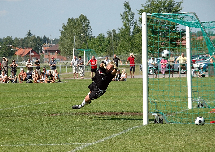 2008_0607_24.JPG - 1-0 till Södra, Mikael Wiker trycker dit en frispark i 12:e minuten