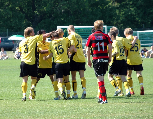 2008_0607_25.JPG - Glada Södraspelare gratulerar målskytten