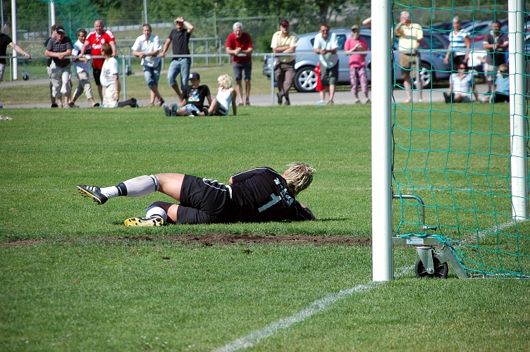 2008_0607_27.JPG - Frank ligger kvar efter 2-0 målet och undrar nog hur den kunde gå in