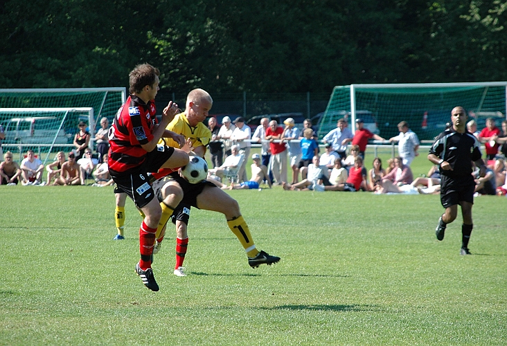 2008_0607_33.JPG - Kristofer Storm i närkamp med Köpings André Andersson