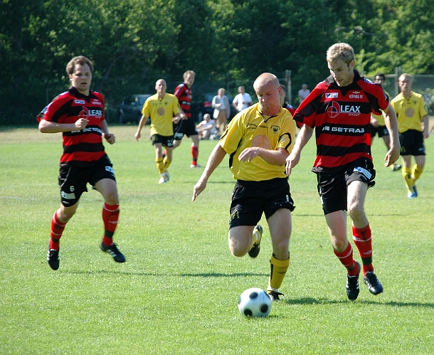 2008_0607_34.JPG - Kristofer Storm trycker sig förbi sin försvarare och går på skott . . .