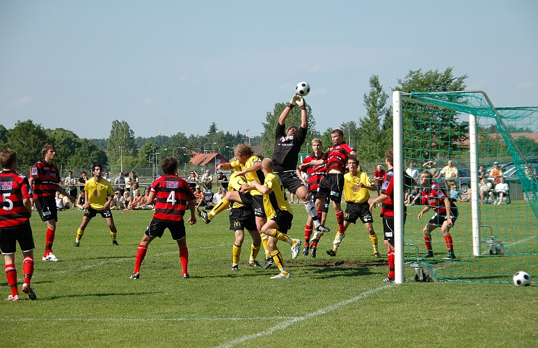 2008_0607_36.JPG - En bra slagen hörna och Frank får inte riktigt tag på bollen