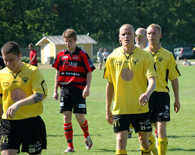 2008_0607_40.JPG - 3 nöjda målgörare på väg ut efter 1:a halvlek