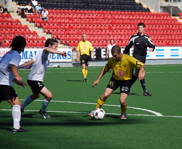 2008_0823_24.JPG - Thomas Giourgas dribblar i utkanten av straffområdet och kommer till avslut .......