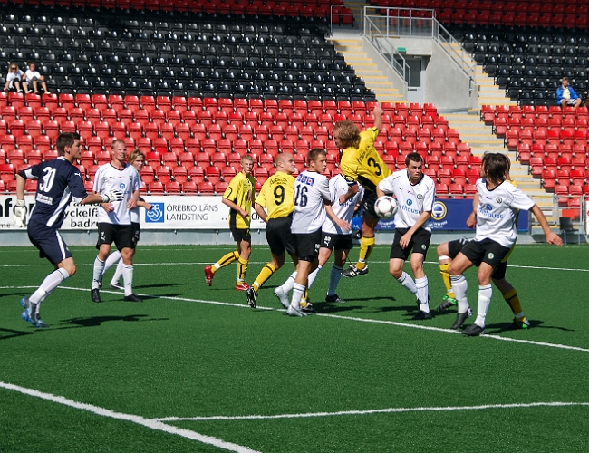 2008_0823_29.JPG - En chans på hörna för Södra som ÖSK'arna reder ut
