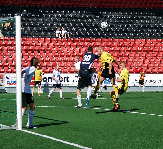 2008_0823_30.JPG - Målvakten boxar undan Hammarlunds inlägg precis innan Storm skulle nicka