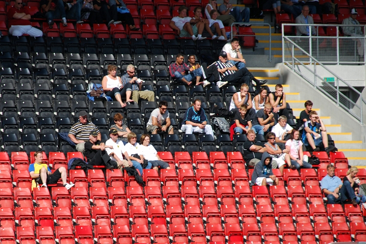 2008_0823_31.JPG - Några tappra Södrafans på läktaren