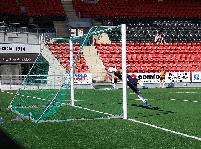 2008_0823_34.JPG - Södra får frispark en bit utanför straffområdet och Mikael Wiker trycker in kvittering till 1-1