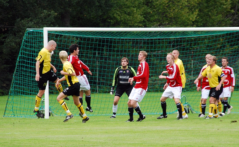 2008_0830_06.JPG - Gustav Gustavsson är uppe och nickar på en hörna