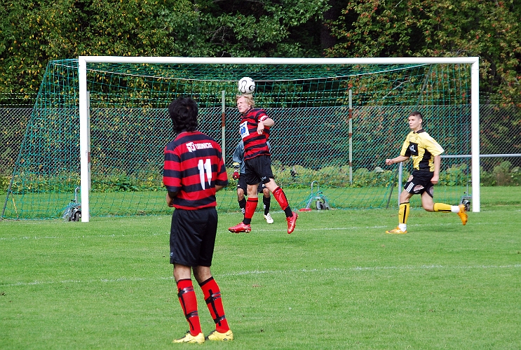 2008_0830_02.JPG - Filip Stjernfeldt har slagit en frispark och bollen tar på backen och går över målvakten och in i mål, 1-0 till Södra