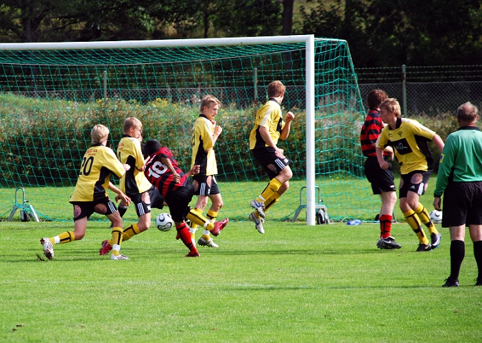 2008_0830_04.JPG - Köping kvitterar till 1-1 på ett skott inne i straffområdet