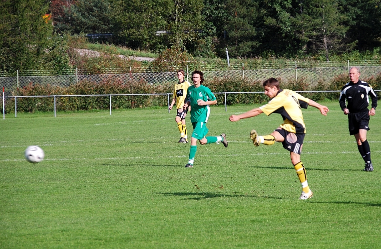 2008_0914_01.JPG - Anton Pettersson avlossar stora kanonen mot mål, men bollen går utanför