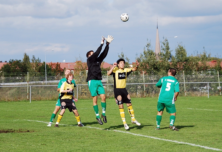 2008_0914_02.JPG - Irsta's målvakt når högre än Mergim Bekaj på inlägget