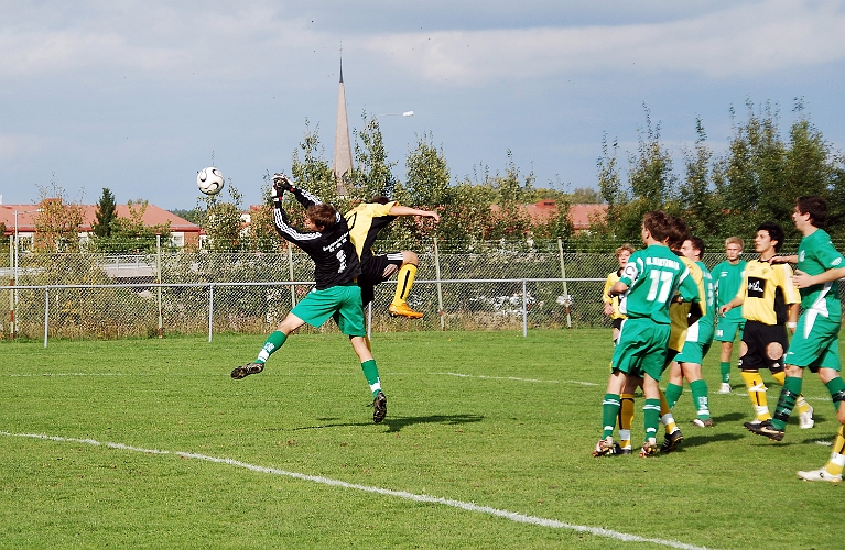 2008_0914_04.JPG - Miralem Malic i närkamp med målvakten om bollen och Mergim Bekaj kommer att göra mål för Södra