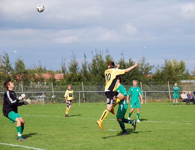 2008_0914_05.JPG - Miralem Malic nickar bollen elegant över målvakten i mål, men blir tyvärr avblåst för offside