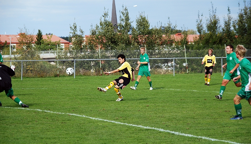 2008_0914_07.JPG - Mergim Bekaj får ett fint läge för avslut, tyvärr går bollen strax utnför stolpen