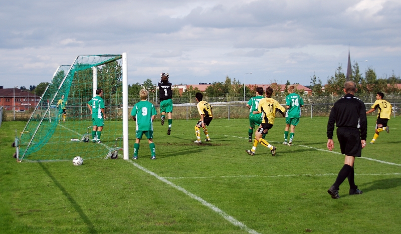 2008_0914_08.JPG - Irstamålvakten plockar enkelt ner bollen på en hörna