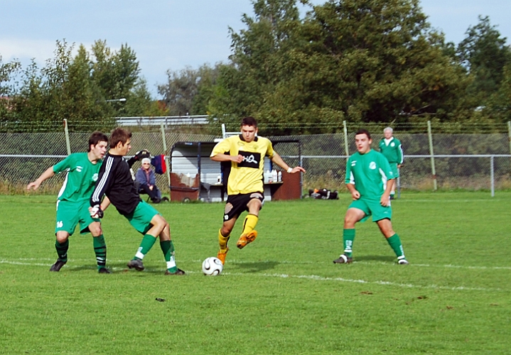 2008_0914_09.JPG - Miralem Malic utmanar Irsta försvaret och målvakten men det slutar med en inspark för Irsta