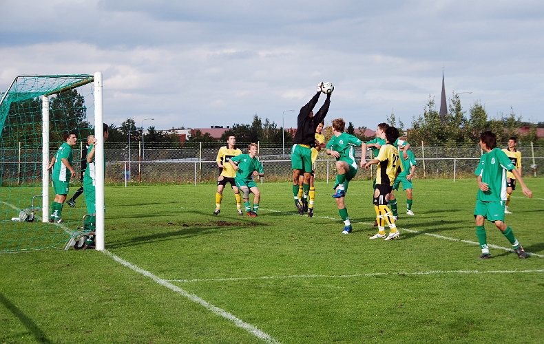 2008_0914_10.JPG - Målvakten plockar återigen ner en hörna