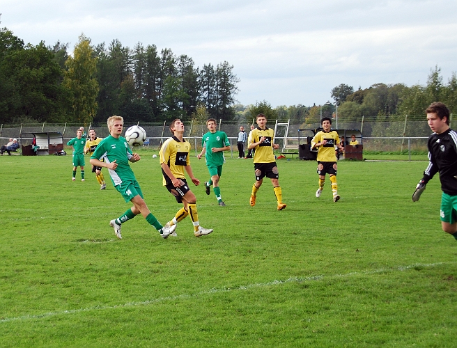 2008_0914_11.JPG - Anton Pettersson ser frusterad ut efter att precis ha missat chansen att nå bollen