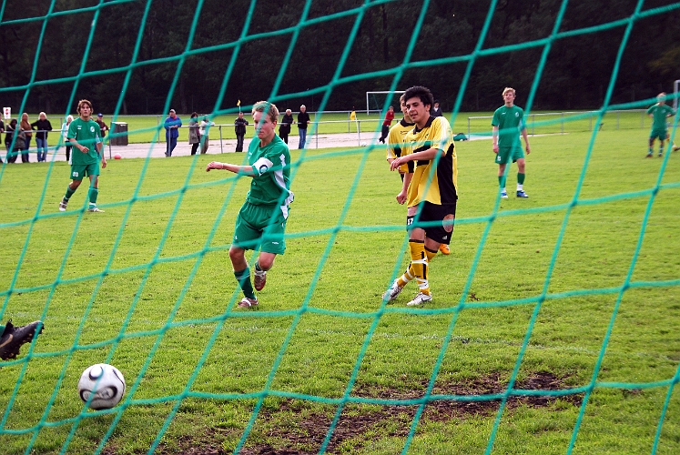 2008_0914_14.JPG - . . . Där kommer Mergim Bekaj och slår in bollen i mål, otagbart för målvakten.