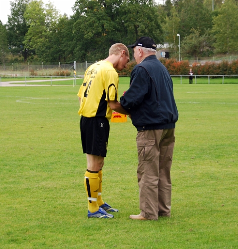 2008_0920_01.JPG - Innan matchen fick Mikael Wiker pris som årets spelare av Gamla SIF'are som representerades av Helge Larsson