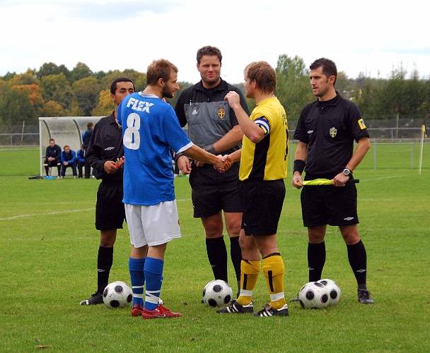 2008_0920_02.JPG - Slantsingling och lagkaptenerna hälsar på varandra och på domarna varefter matchen kan börja