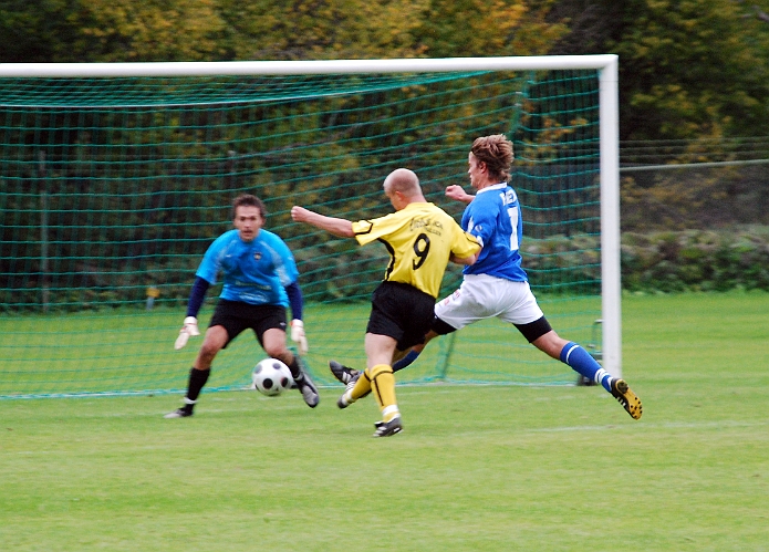 2008_0920_04.JPG - Försvararen hinner precis fram och avvärjer Kristofer Storm's försök till avslut