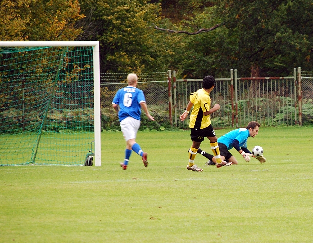 2008_0920_06.JPG - Karlstads målvakt har lite problem att hålla bollen