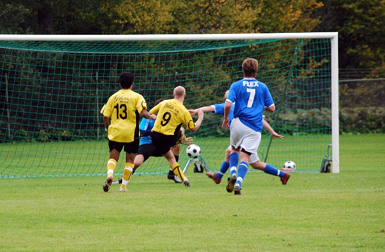2008_0920_09.JPG - Nära att Kristofer Storm utökar Södras ledning men målvakten gör en bra räddning