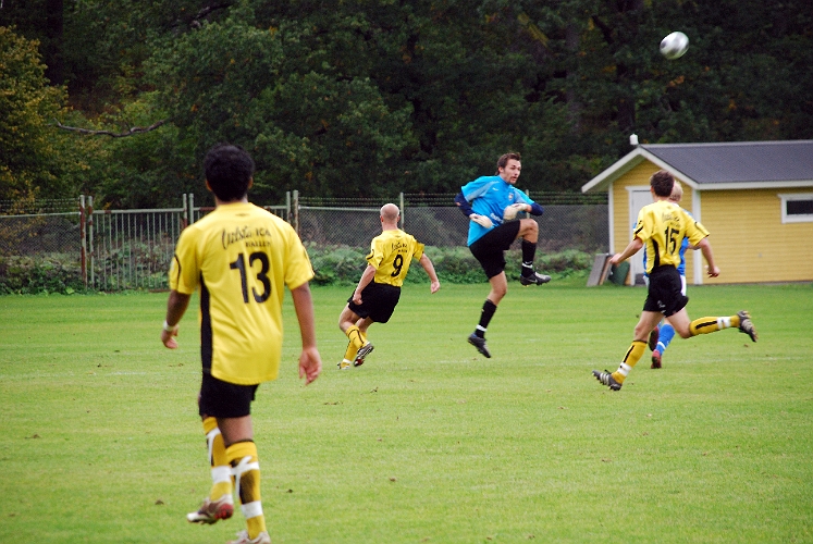 2008_0920_10.JPG - Karlstads målvakt är långt ute och avvärjer en Södrachans