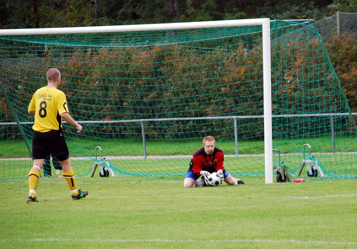 2008_0920_11.JPG - Glenn Schön klistrar ett markskott utifrån