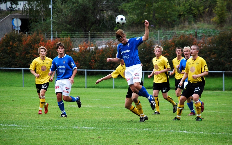 2008_0920_13.JPG - Södra's backlinje trycker upp när Karlstadanfallarna måste nicka bollen hemåt