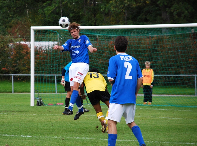 2008_0920_19.JPG - Karlstadsbacken nickar undan bollen