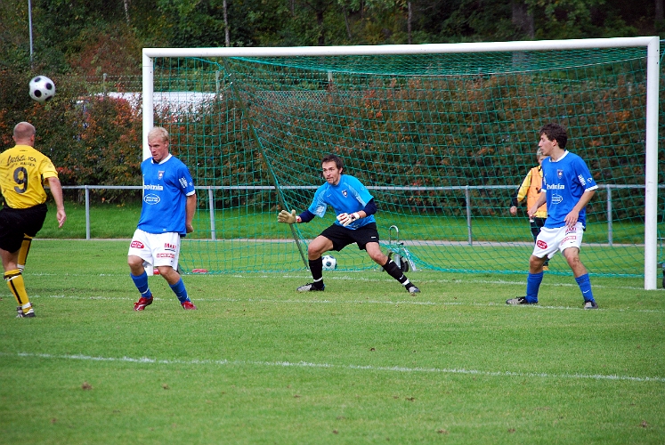 2008_0920_21.JPG - Kristofer Storm får ett bra läge men bollen går utanför målet