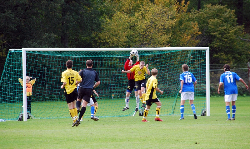 2008_0920_22.JPG - Glenn Schön plockar ner höjdboll efter ett inlägg